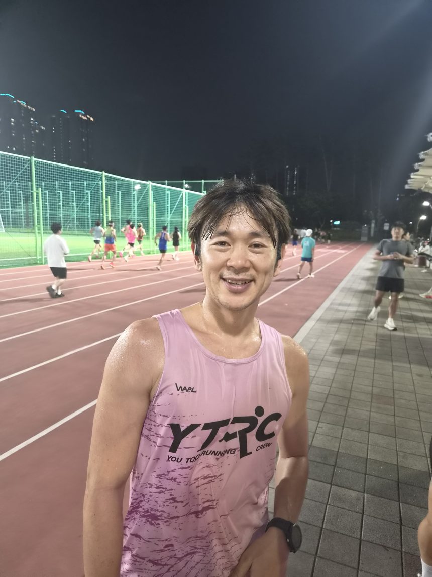 트랙에서 웃는 강병철 선수