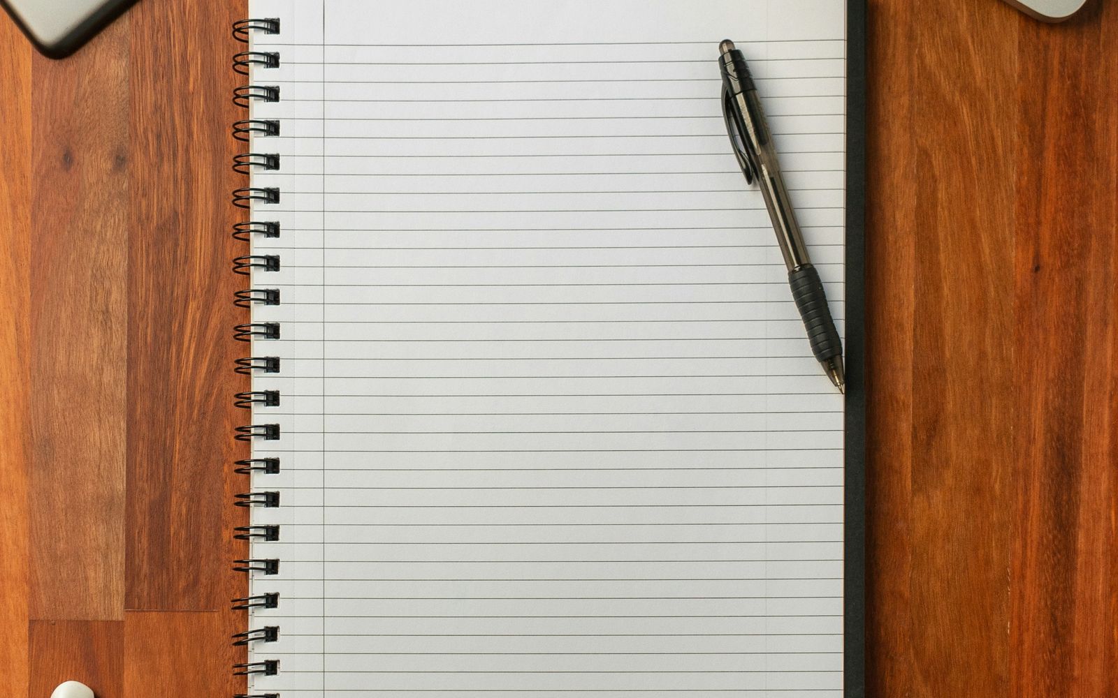 책상 위에 펼쳐진 줄노트와 펜