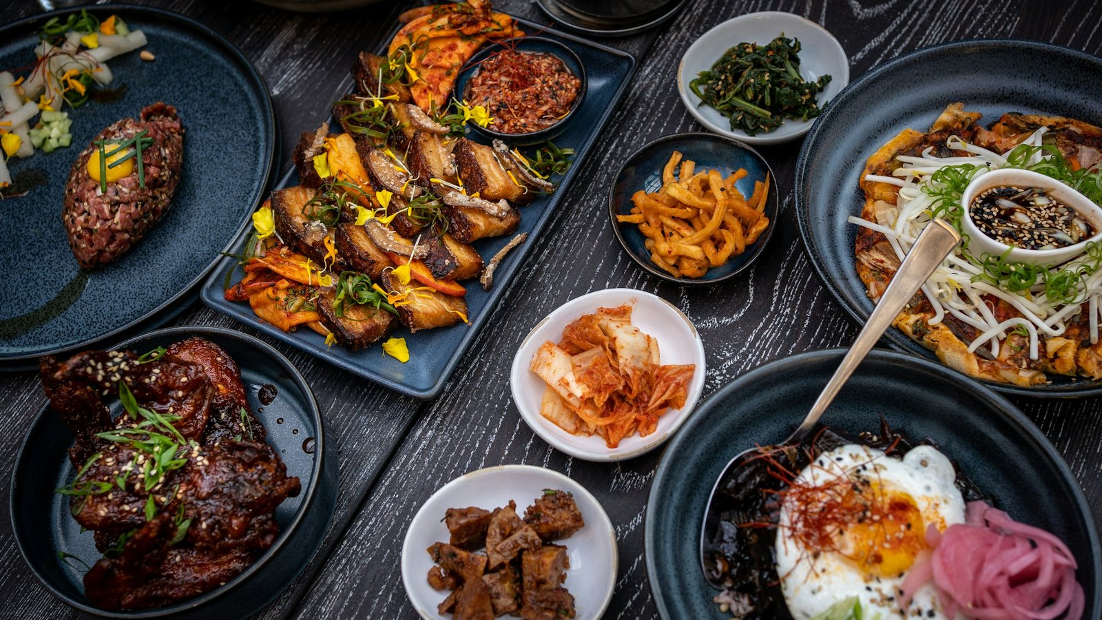 관능평가용으로 상 위에 차려 놓은 시제품 한식 메뉴 여러 가지
