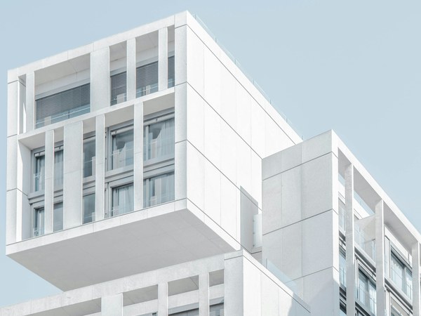 모던한 파사드의 중층 주거 건물