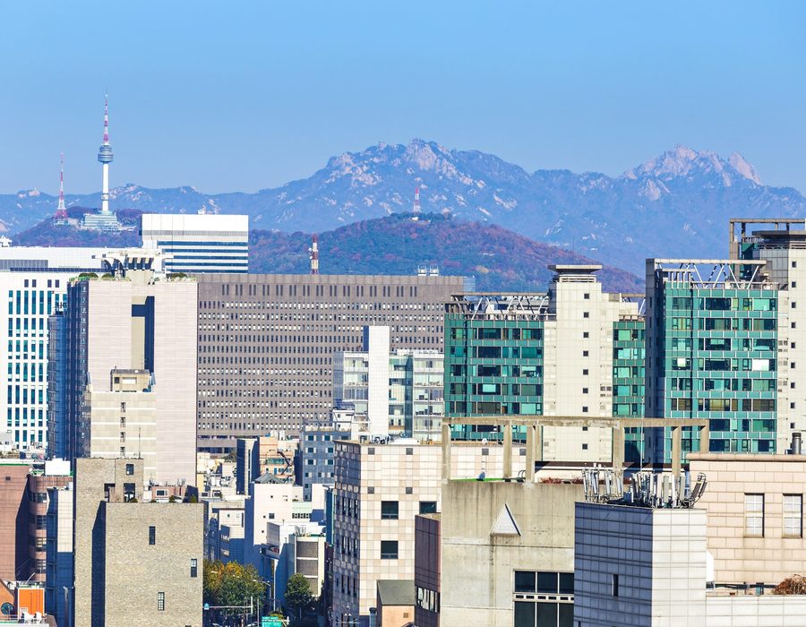 도심 스카이라인 예시 — 원경의 산과 도심 건물
