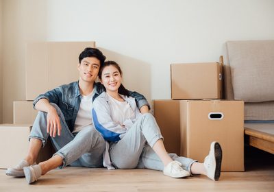 입주 준비 예시 — 이사 상자 앞에 앉은 부부