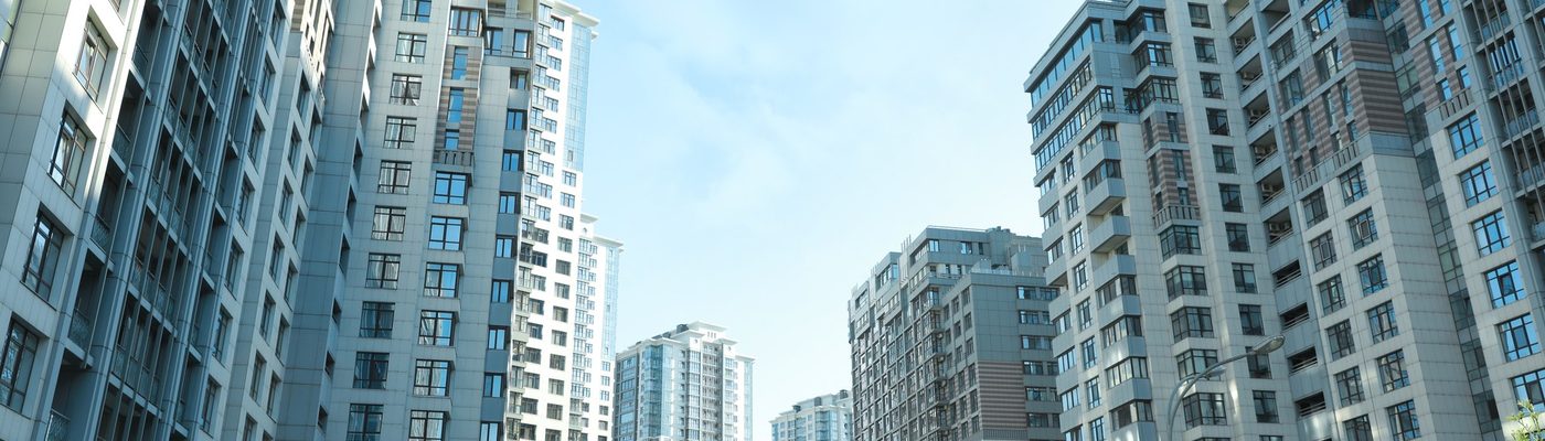저층 주거동 예시 — 가로에 면한 아파트 외관