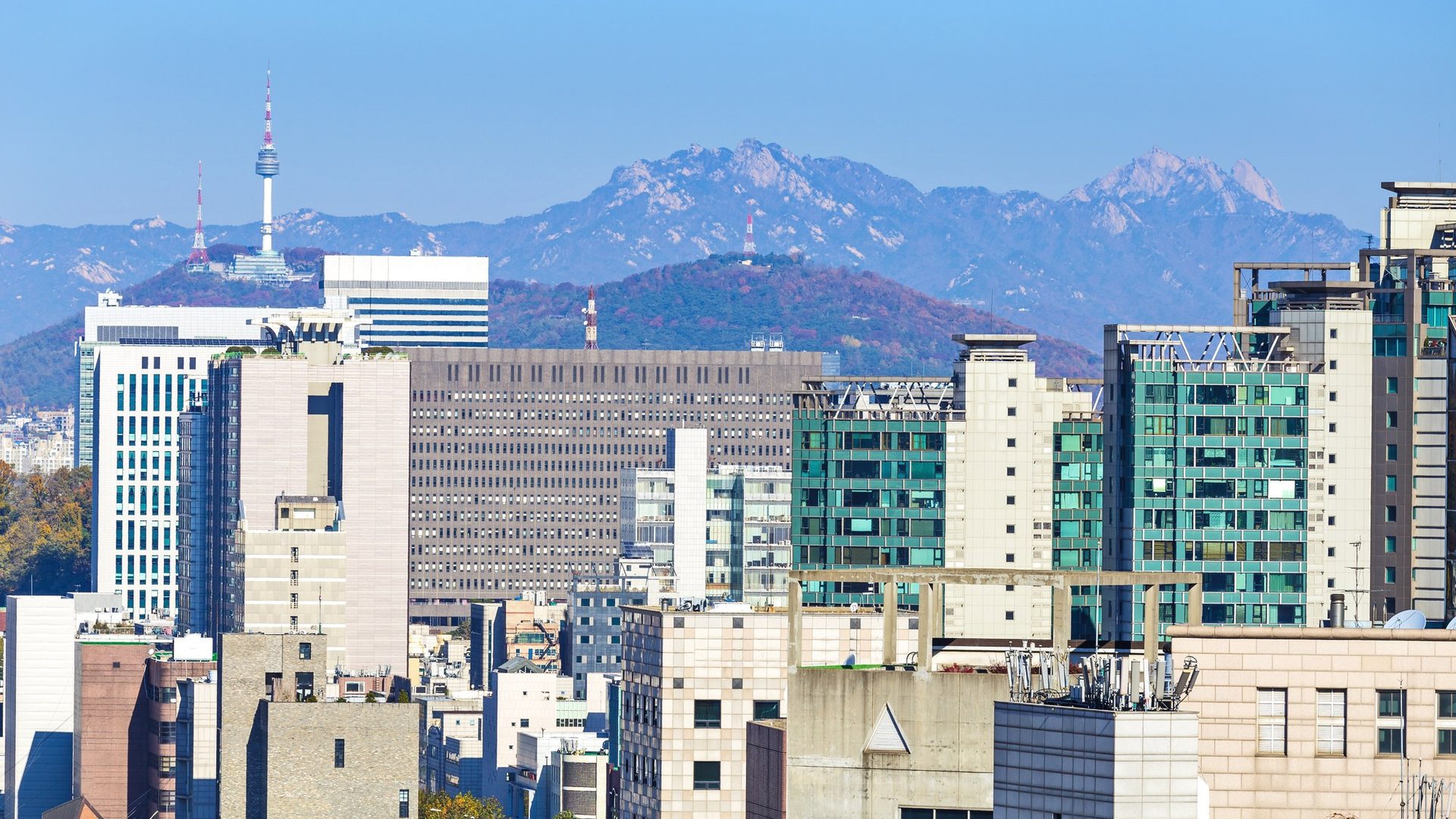 도심 전경 예시 — 산을 배경으로 늘어선 도심 건물