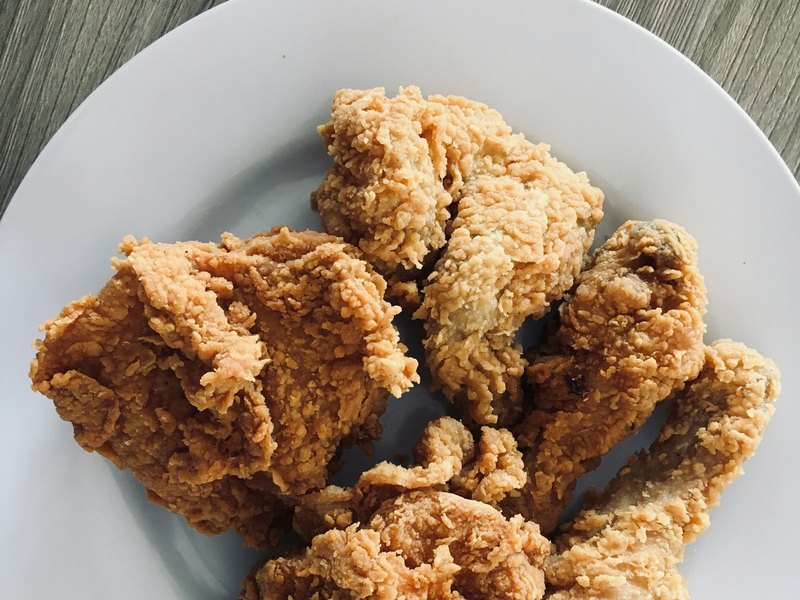 치킨이 담긴 접시