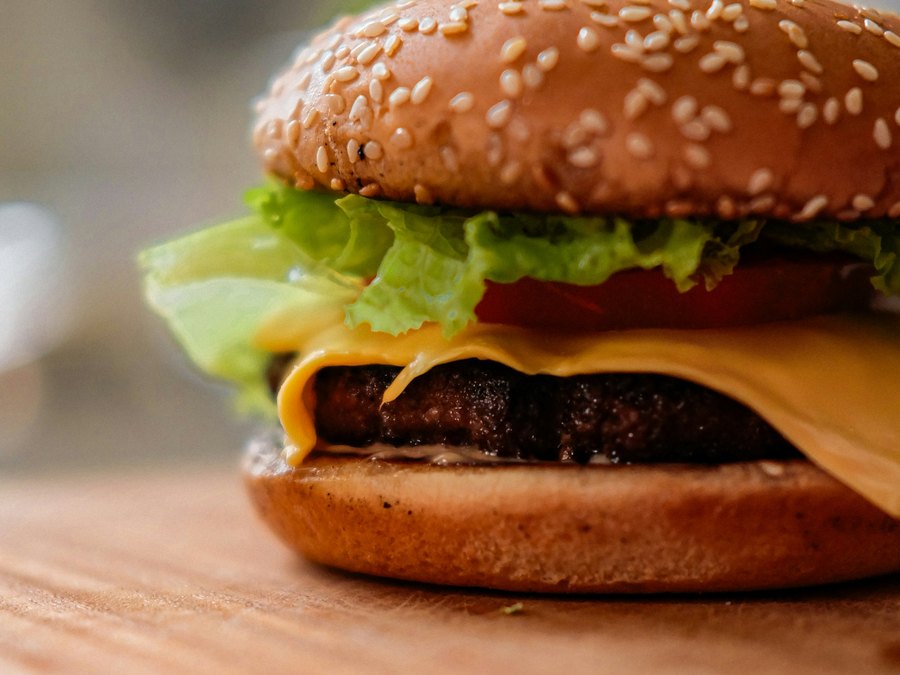 참깨 번 사이에 치즈와 양상추를 넣은 클래식 치즈버거