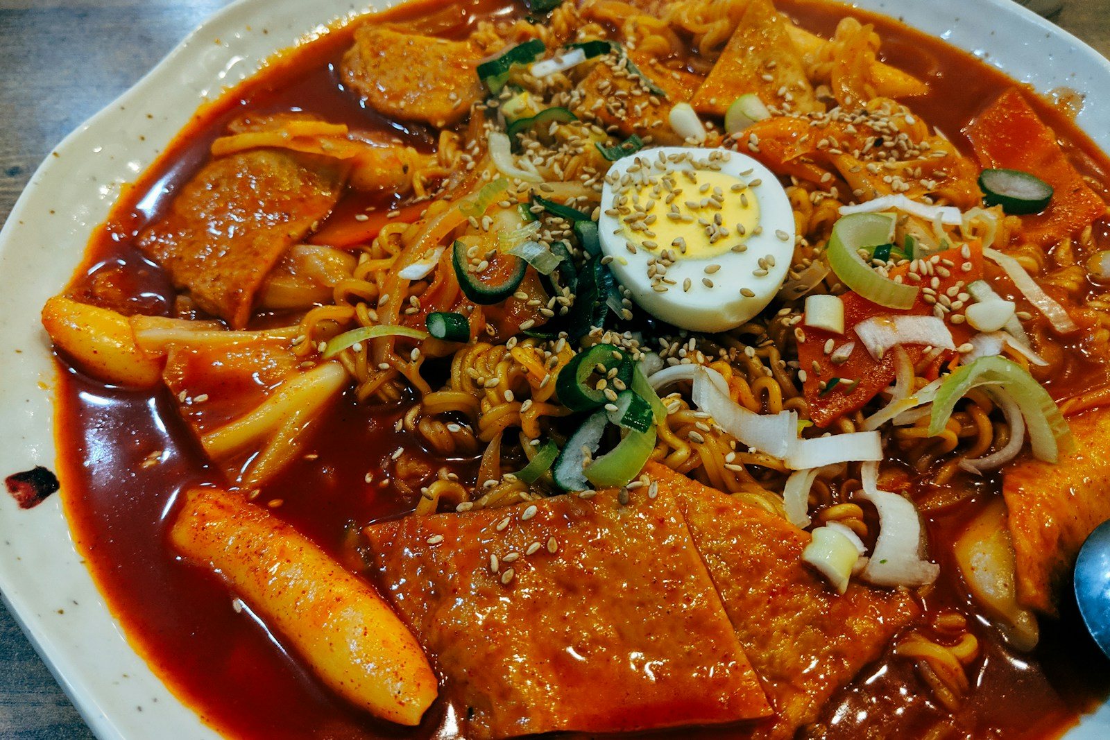 라면 사리와 떡, 어묵이 어우러진 라볶이