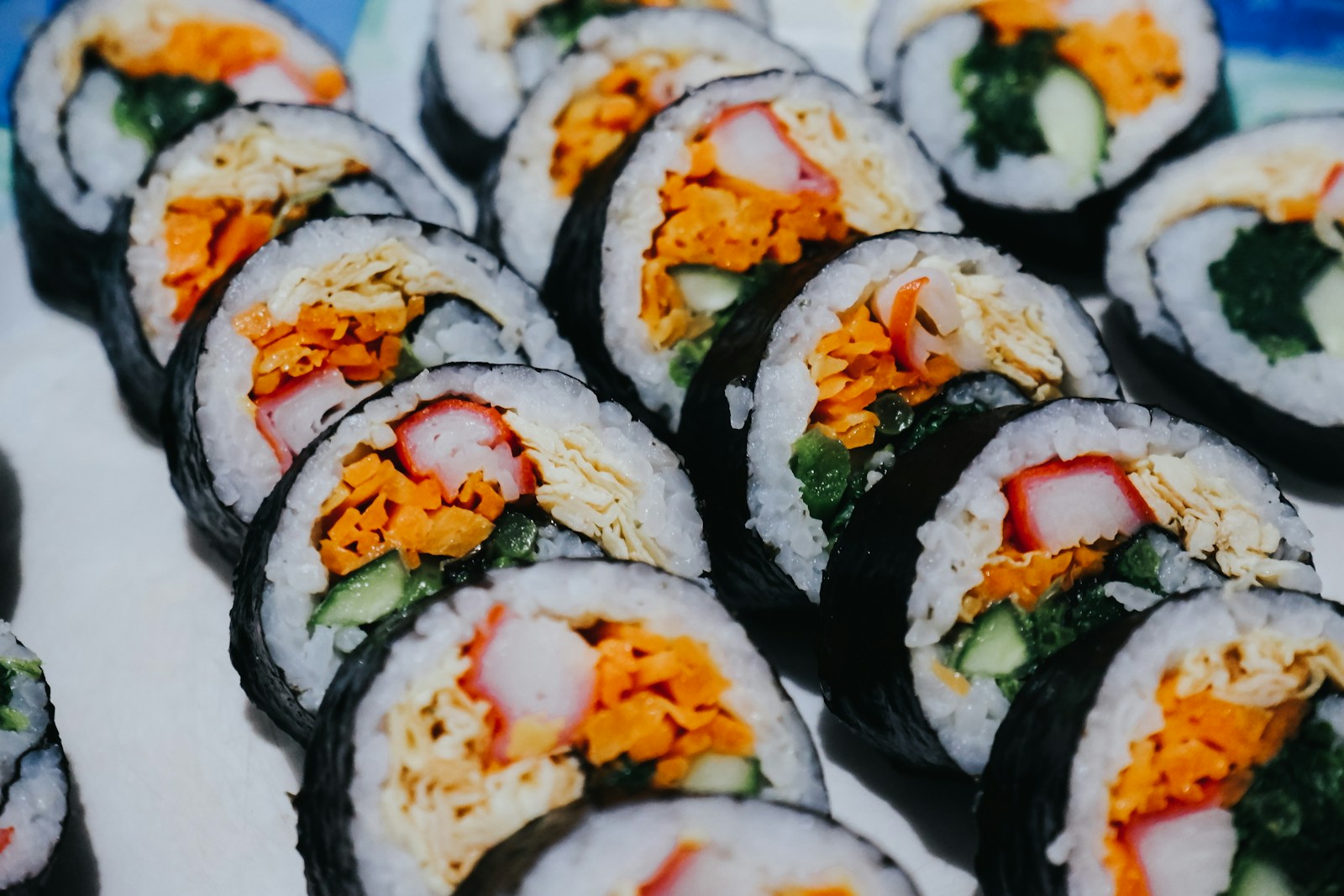 단면이 보이도록 썰어 놓은 김밥 여러 줄