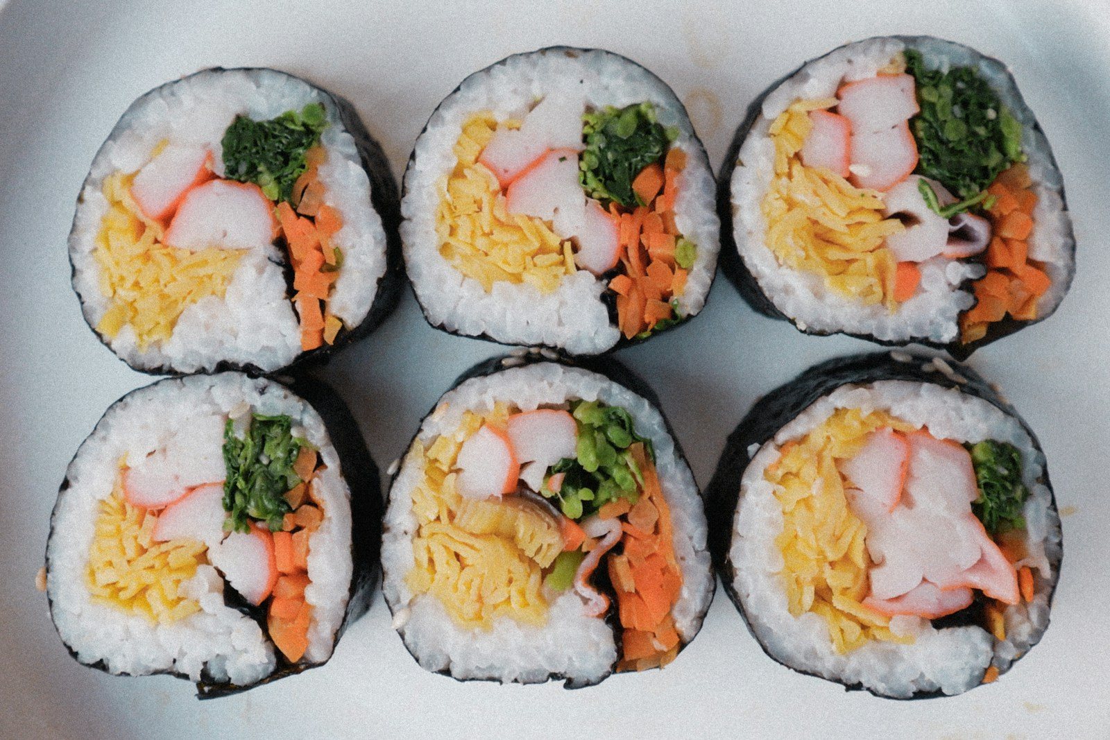 여섯 조각으로 나란히 놓인 김밥