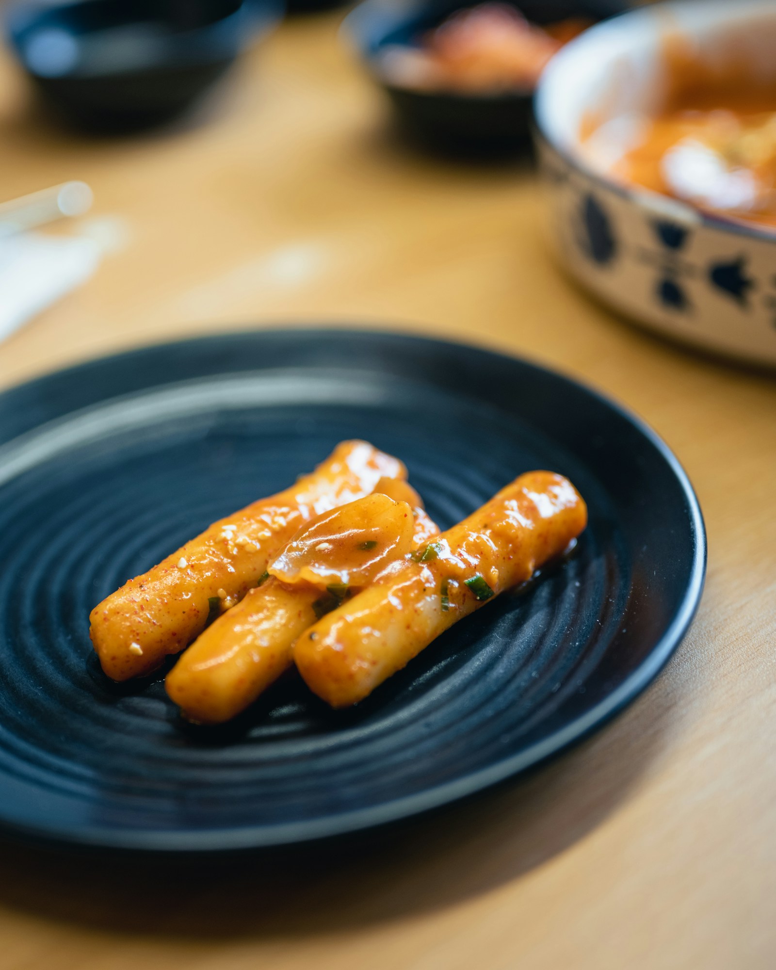 분홍빛 로제 소스를 두른 떡볶이 접시