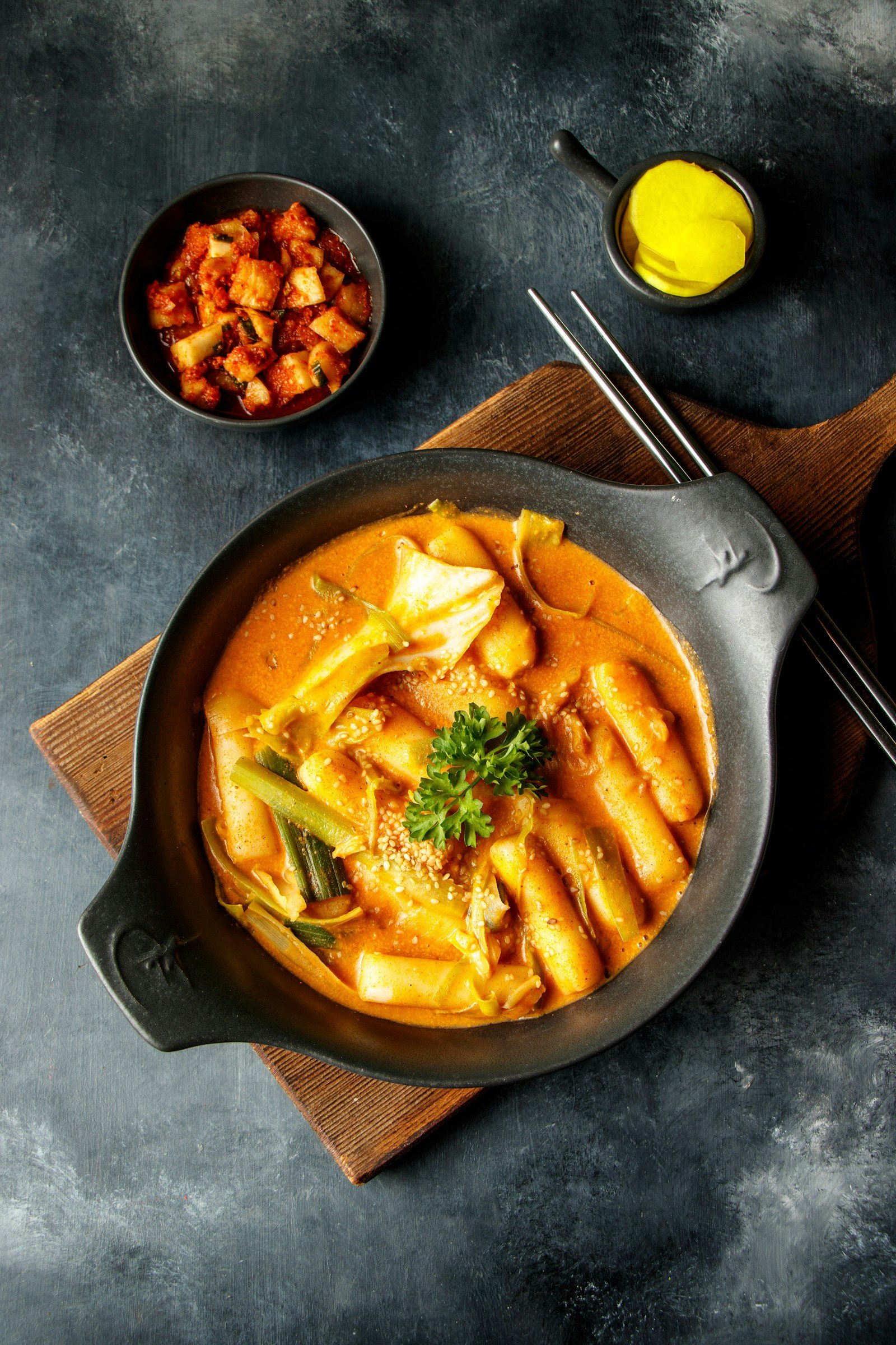 노란 커리 소스에 담긴 떡볶이 전골