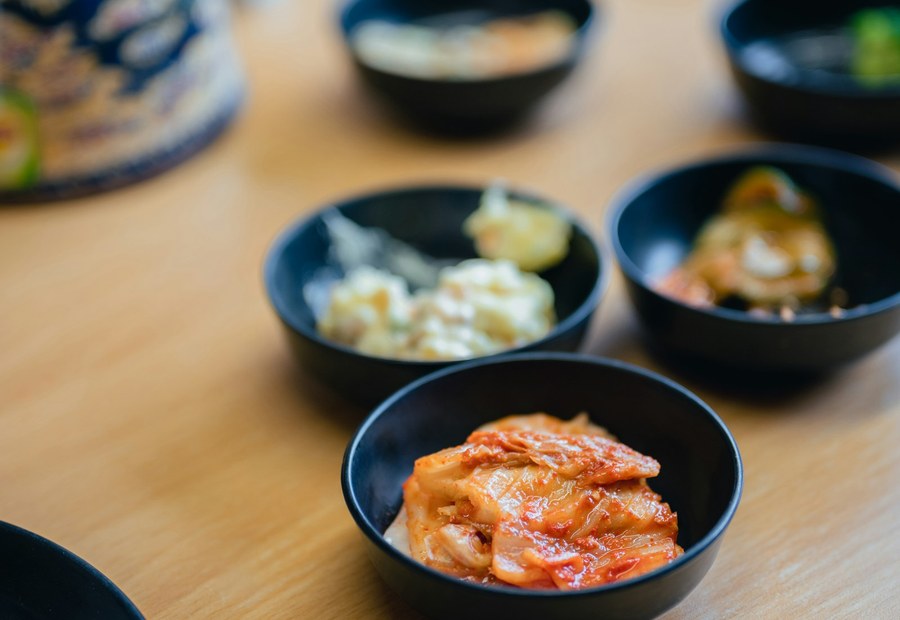 반찬이 담긴 용기와 조리된 음식