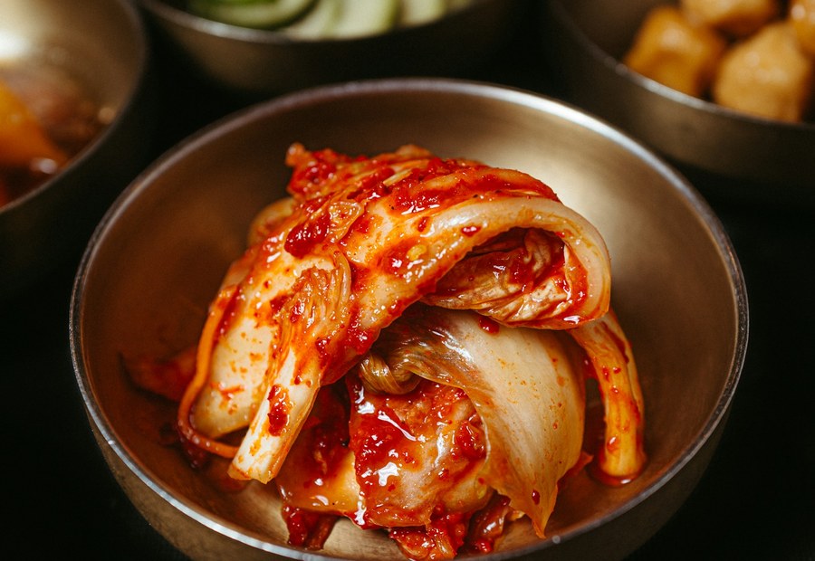 반찬이 담긴 용기와 조리된 음식
