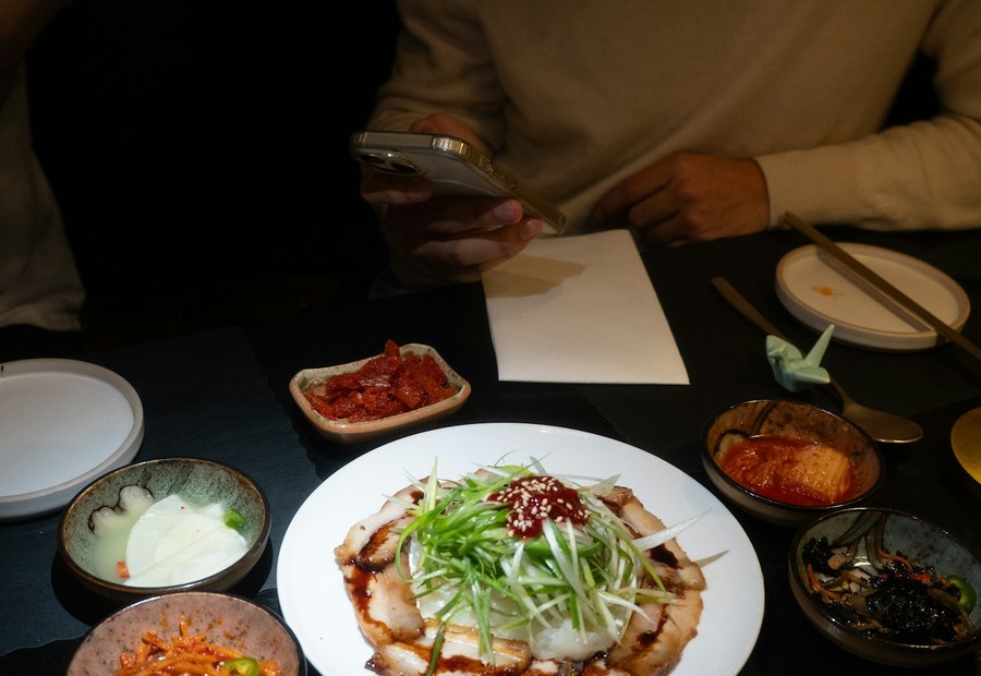 반찬이 담긴 용기와 조리된 음식