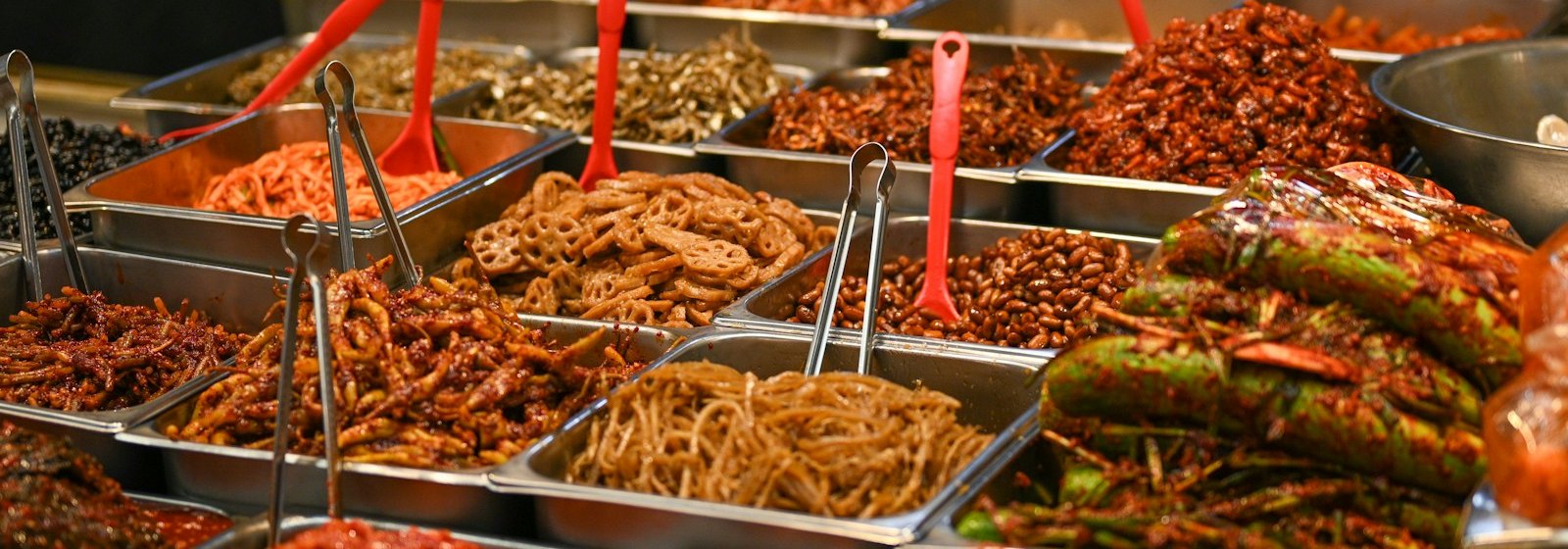 반찬이 나란히 담긴 스테인리스 트레이