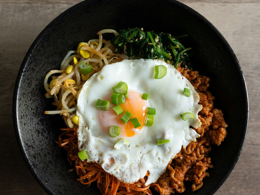 계란과 나물이 올라간 간단한 아침 식사용 도시락