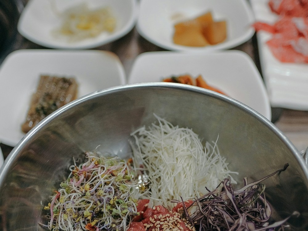 볶은 김치와 고기가 함께 담긴 도시락