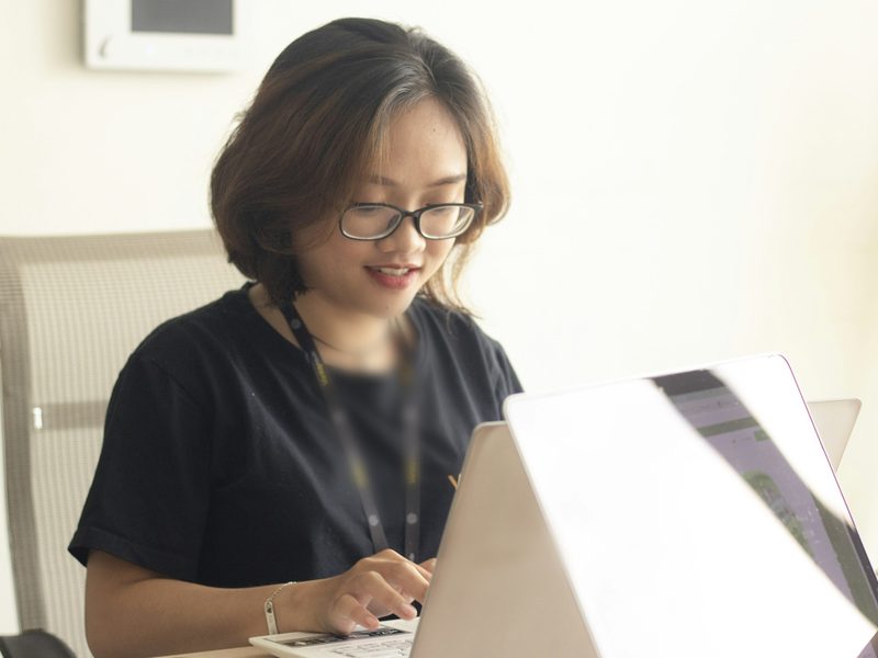 주황빛 노을 아래 백사장에 서 있는 두 사람의 실루엣