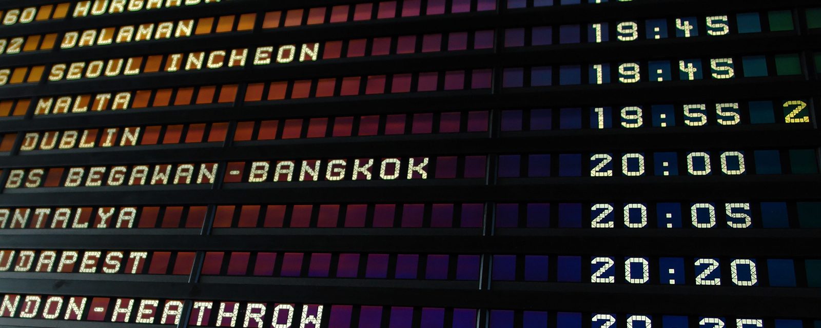 도시 이름이 적힌 공항 출발 안내 전광판