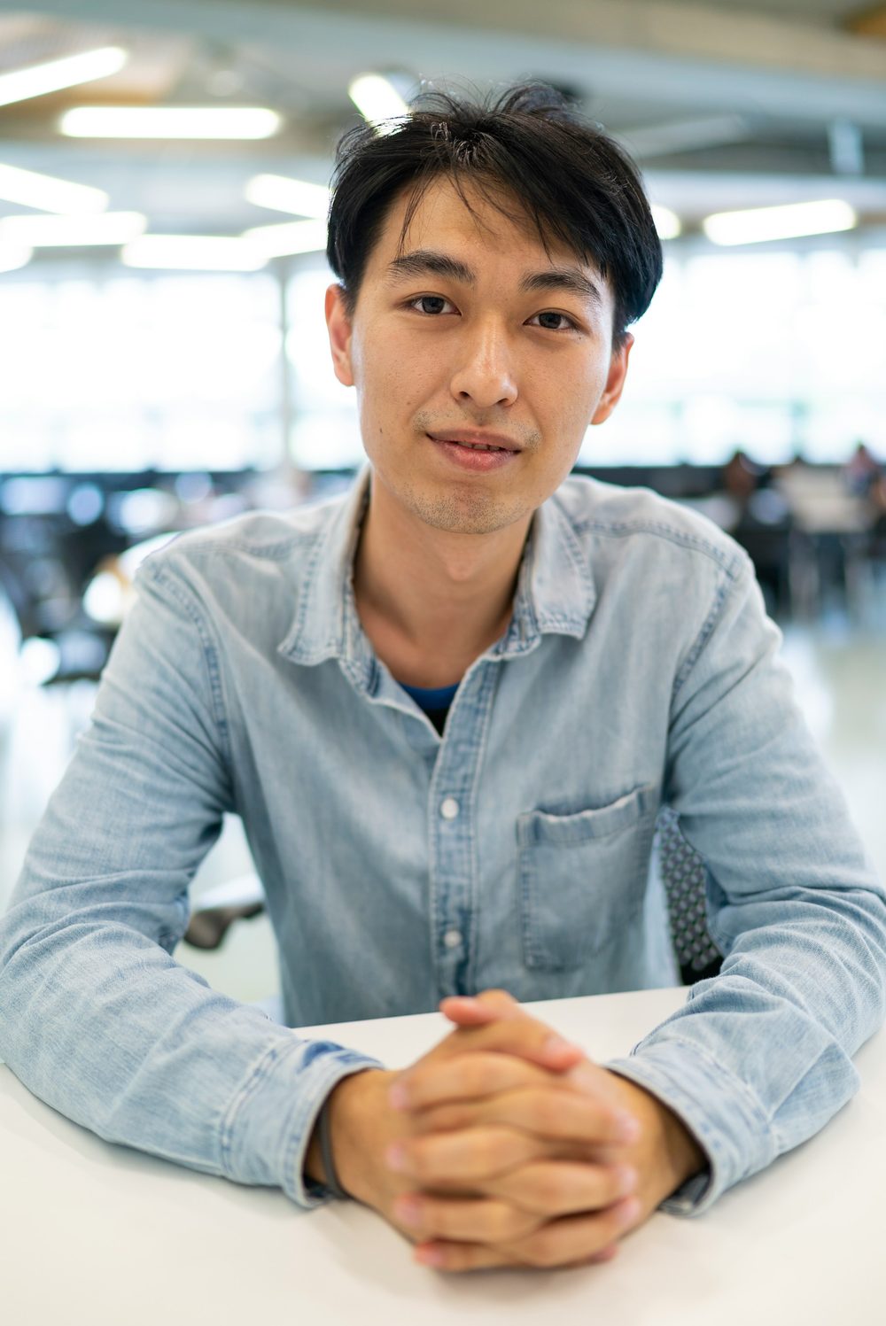 책상에 손을 모으고 앉아 있는 담당 세무사 인물 사진