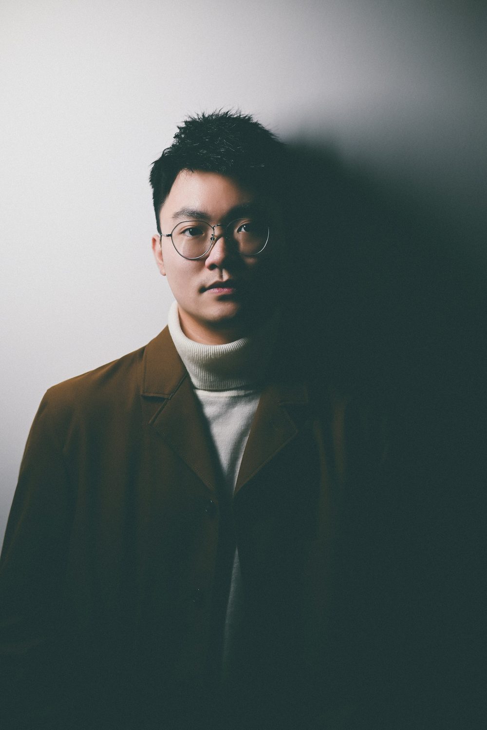 어두운 배경 앞에 선 기장 1팀장 인물 사진