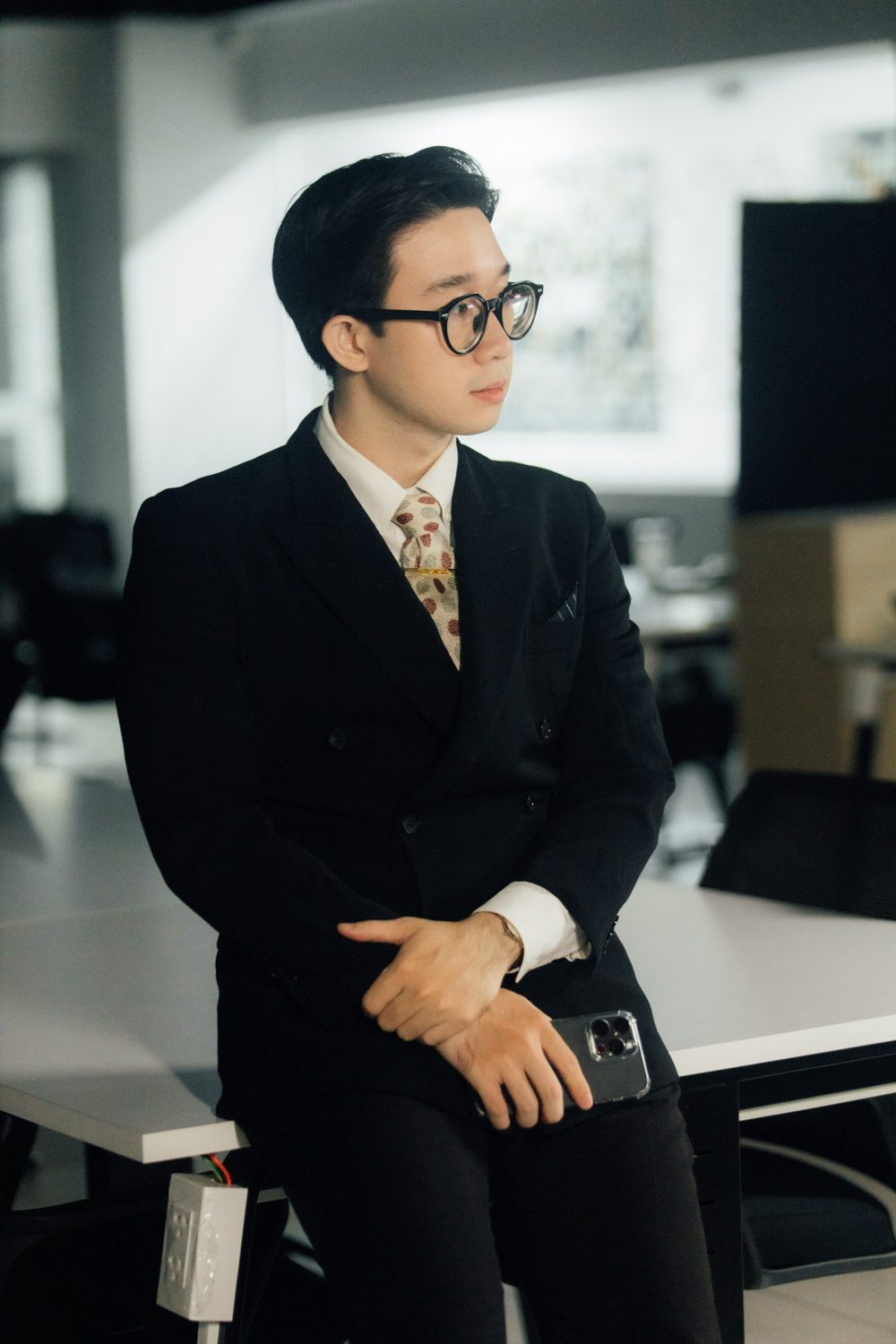사무실에서 정장을 입고 서 있는 기장 2팀장 인물 사진