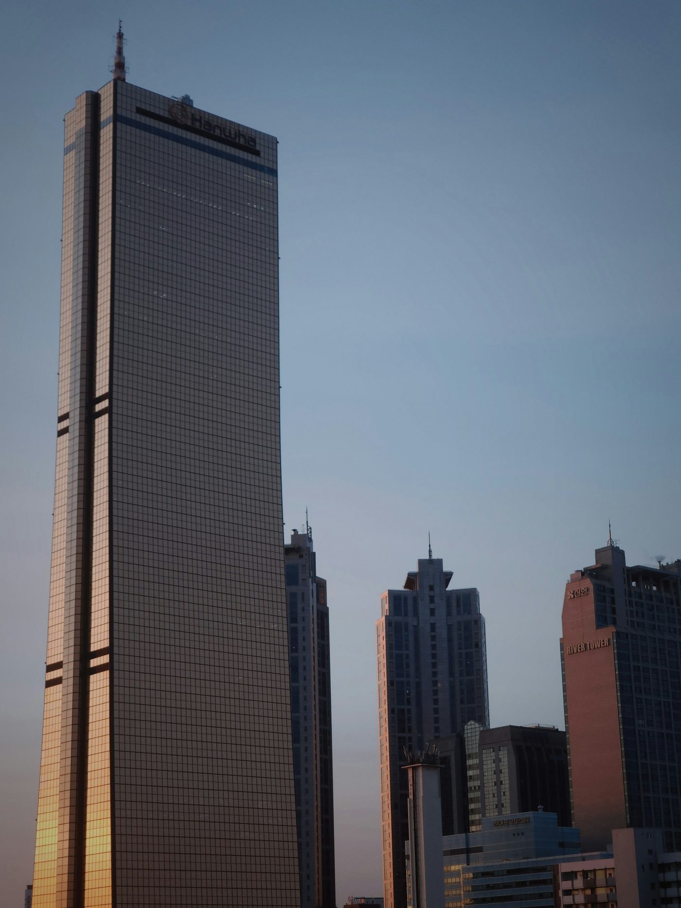중견기업 본사가 들어선 고층 사옥 전경