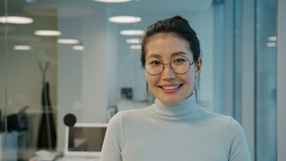 사무실에서 미소 짓고 있는 파트너 세무사 인물 사진