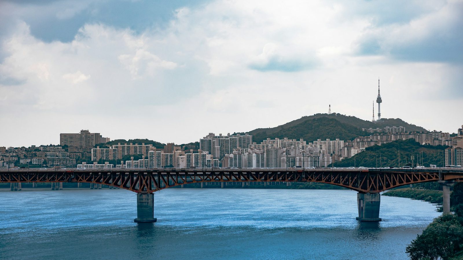 강을 가로지르는 다리와 그 너머로 이어지는 도심 풍경