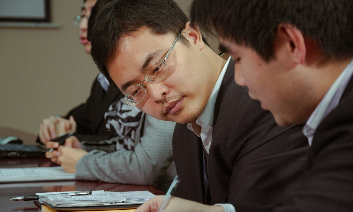 두 담당자가 신고 자료를 나란히 앉아 확인하는 모습