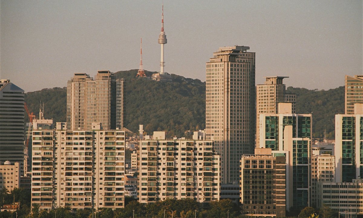 도심 업무지구의 건물들이 늘어선 전경