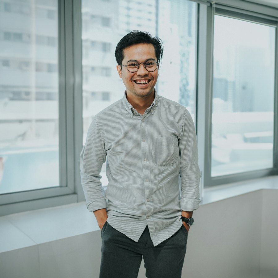 사무실 창가에 서서 미소 짓는 대표 세무사
