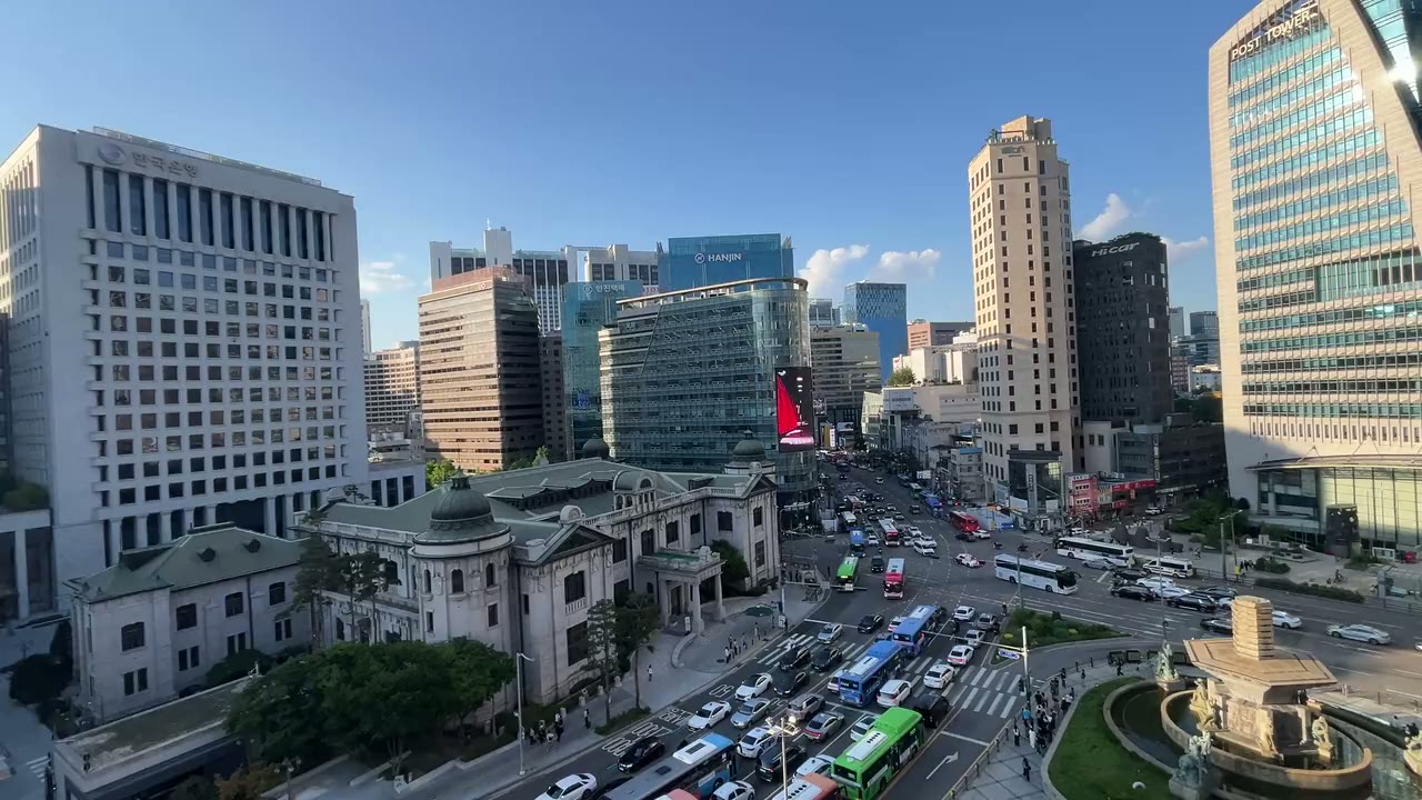 서울 도심 광장과 교차로를 내려다본 낮 시간의 항공 전경